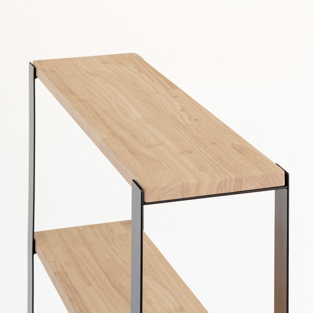 KANADEMONOのラバーウッドアッシュの棚板とアイアン脚を組み合わせたシェルフ（上部）