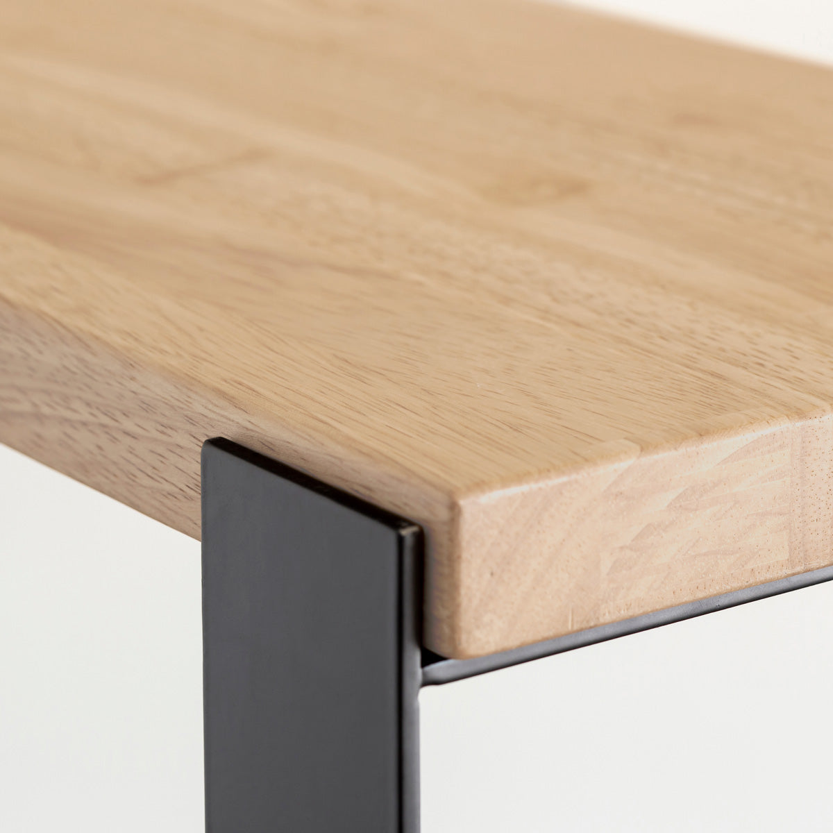 KANADEMONOのラバーウッドアッシュの棚板とアイアン脚を組み合わせたシェルフ（上部・クローズアップ）