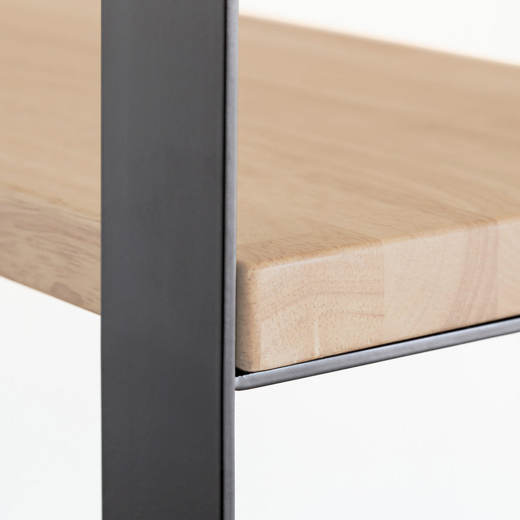 KANADEMONOのラバーウッドアッシュの棚板とアイアン脚を組み合わせたシェルフ（中段・クローズアップ）