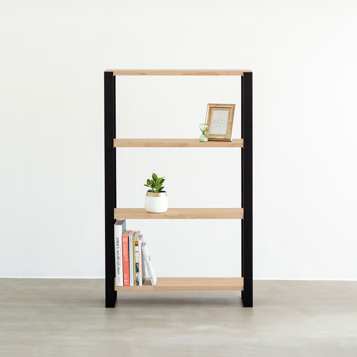 KANADEMONOのラバーウッドアッシュの棚板とアイアン脚を組み合わせたシェルフ（使用例）