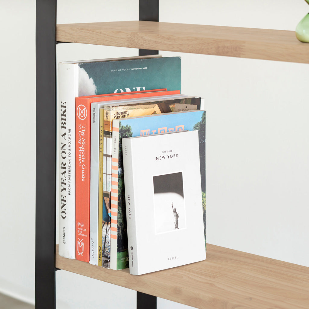 KANADEMONOのラバーウッドアッシュの棚板とアイアン脚を組み合わせたシェルフ（使用例・クローズアップ）