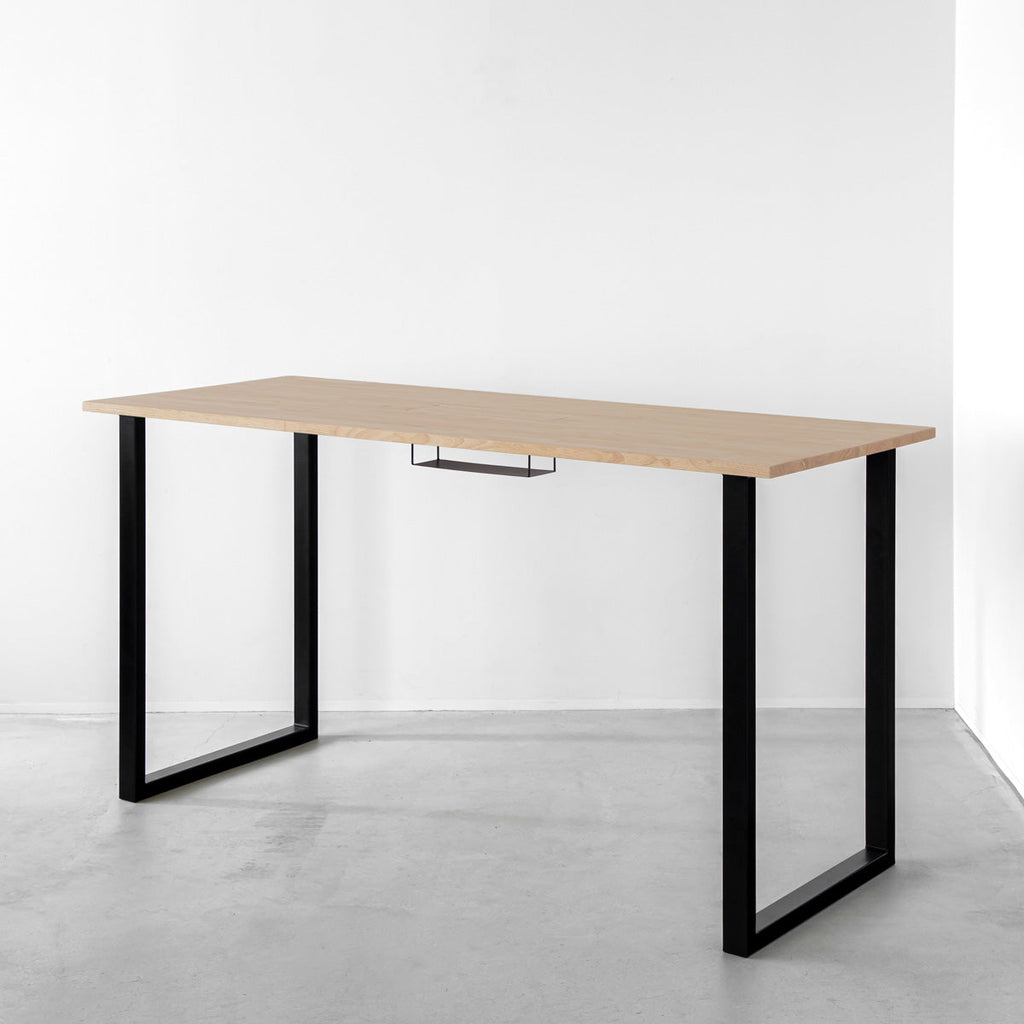 かなでもののBLOCK&TRAY付きのラバーウッド材アッシュの天板とスクエアの鉄脚を組み合わせたスタンディングデスク