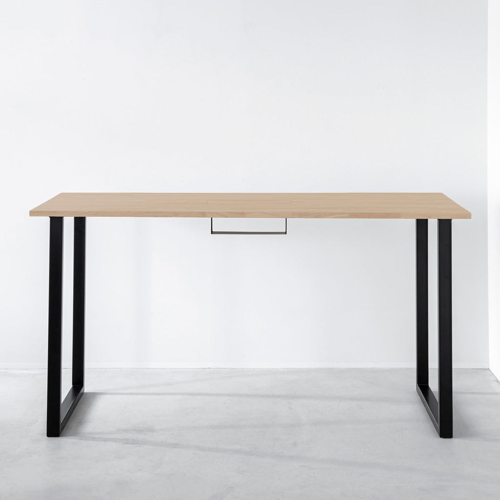 かなでもののBLOCK&TRAY付きのラバーウッド材アッシュの天板とスクエアの鉄脚を組み合わせたスタンディングデスク（正面）