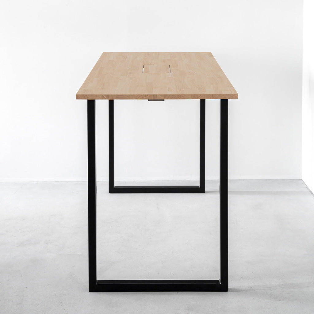 かなでもののBLOCK&TRAY付きのラバーウッド材アッシュの天板とスクエアの鉄脚を組み合わせたスタンディングデスク（側面）
