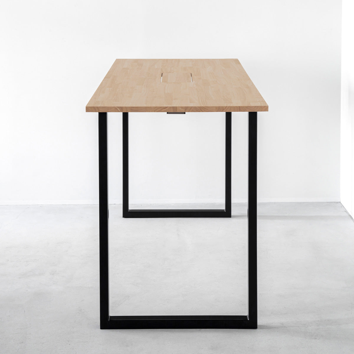 かなでもののBLOCK&TRAY付きのラバーウッド材アッシュの天板とスクエアの鉄脚を組み合わせたスタンディングデスク（側面）
