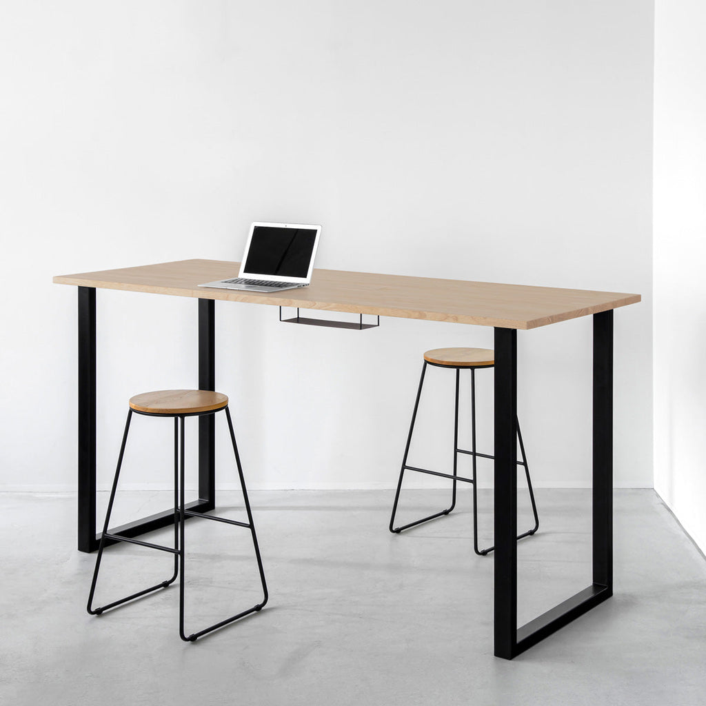 かなでもののBLOCK&TRAY付きのラバーウッド材アッシュの天板とスクエアの鉄脚を組み合わせたスタンディングデスク（使用例）