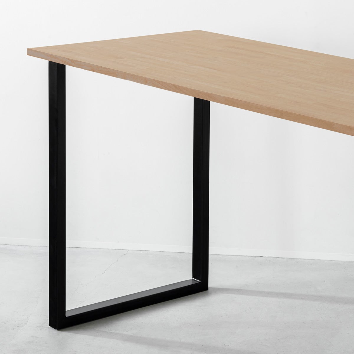 かなでもののBLOCK&TRAY付きのラバーウッド材アッシュの天板とスクエアの鉄脚を組み合わせたスタンディングデスク（天板と脚）