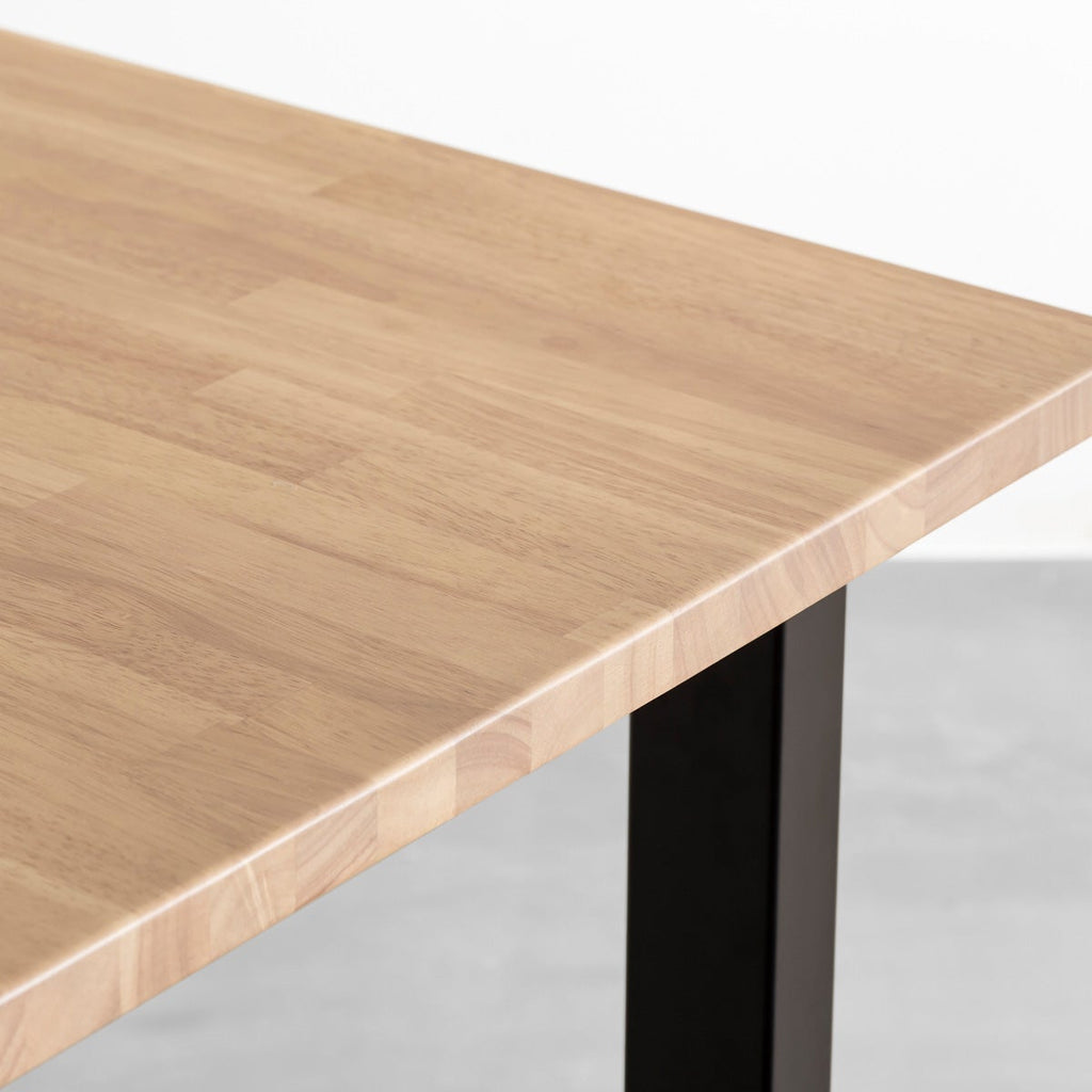 かなでもののBLOCK&TRAY付きのラバーウッド材アッシュの天板とスクエアの鉄脚を組み合わせたスタンディングデスク（天板角）