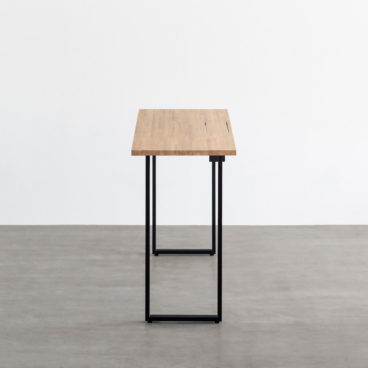 かなでもののBLOCK&TRAY付きのラバーウッド材アッシュの天板とスクエアの鉄脚を組み合わせたハイレクタングルデスク（側面）