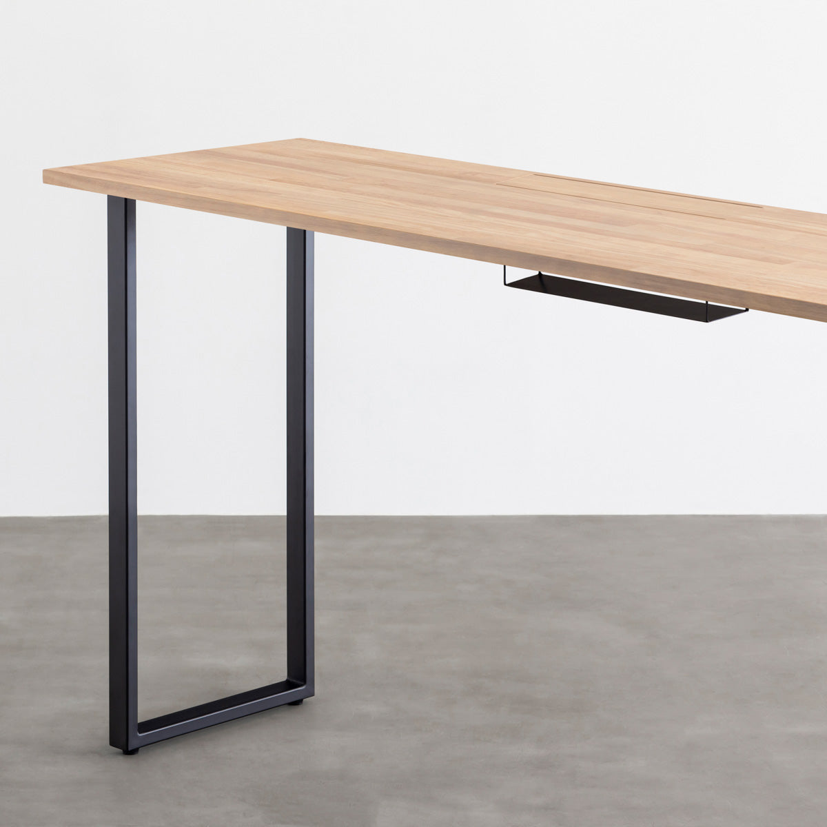 かなでもののBLOCK&TRAY付きのラバーウッド材アッシュの天板とスクエアの鉄脚を組み合わせたハイレクタングルデスク（天板と脚）