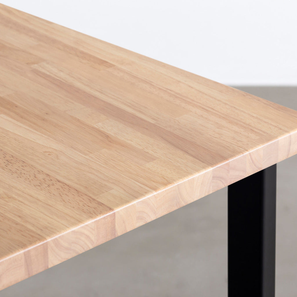 かなでもののBLOCK&TRAY付きのラバーウッド材アッシュの天板とスクエアの鉄脚を組み合わせたハイレクタングルデスク（天板角）