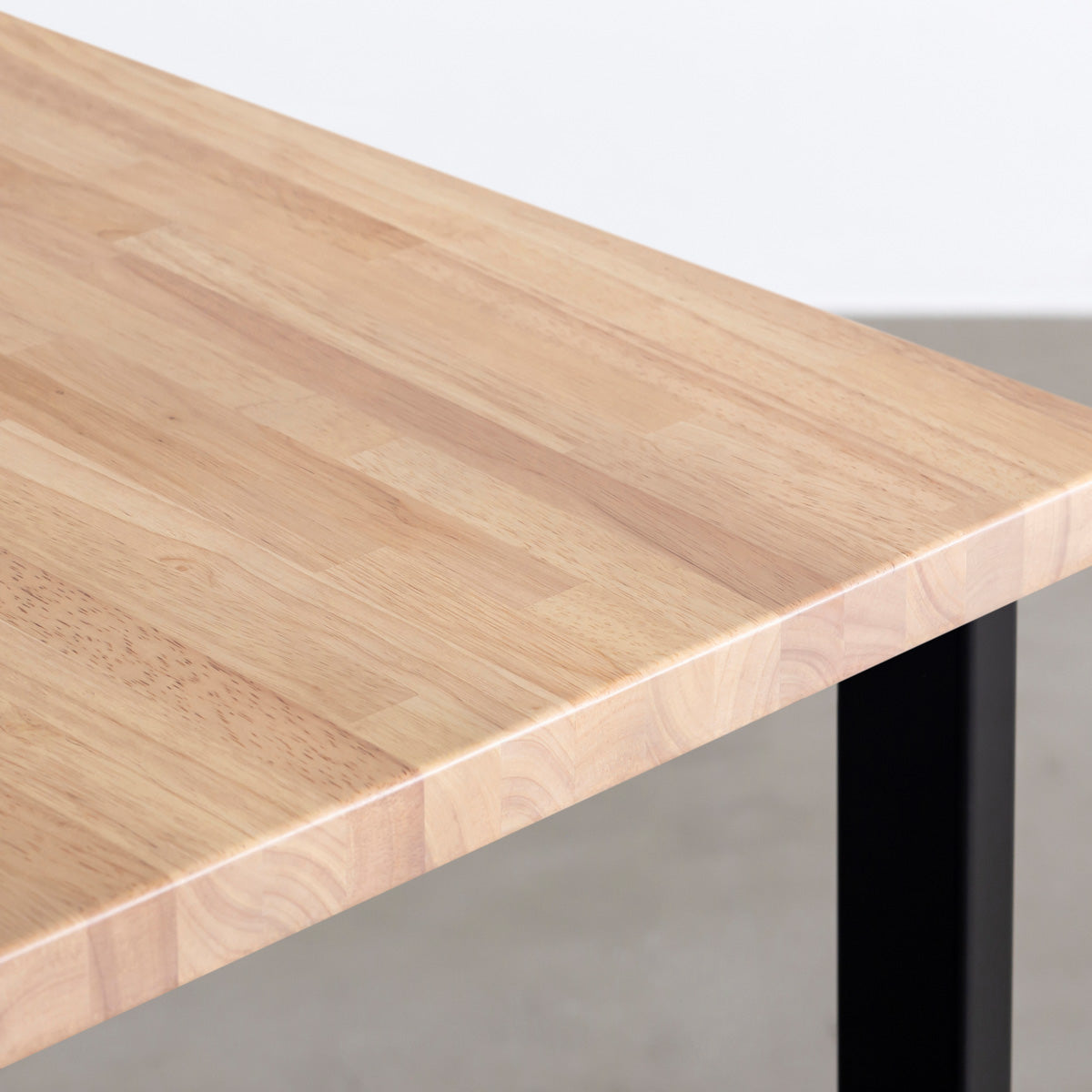 かなでもののBLOCK&TRAY付きのラバーウッド材アッシュの天板とスクエアの鉄脚を組み合わせたハイレクタングルデスク（天板角）