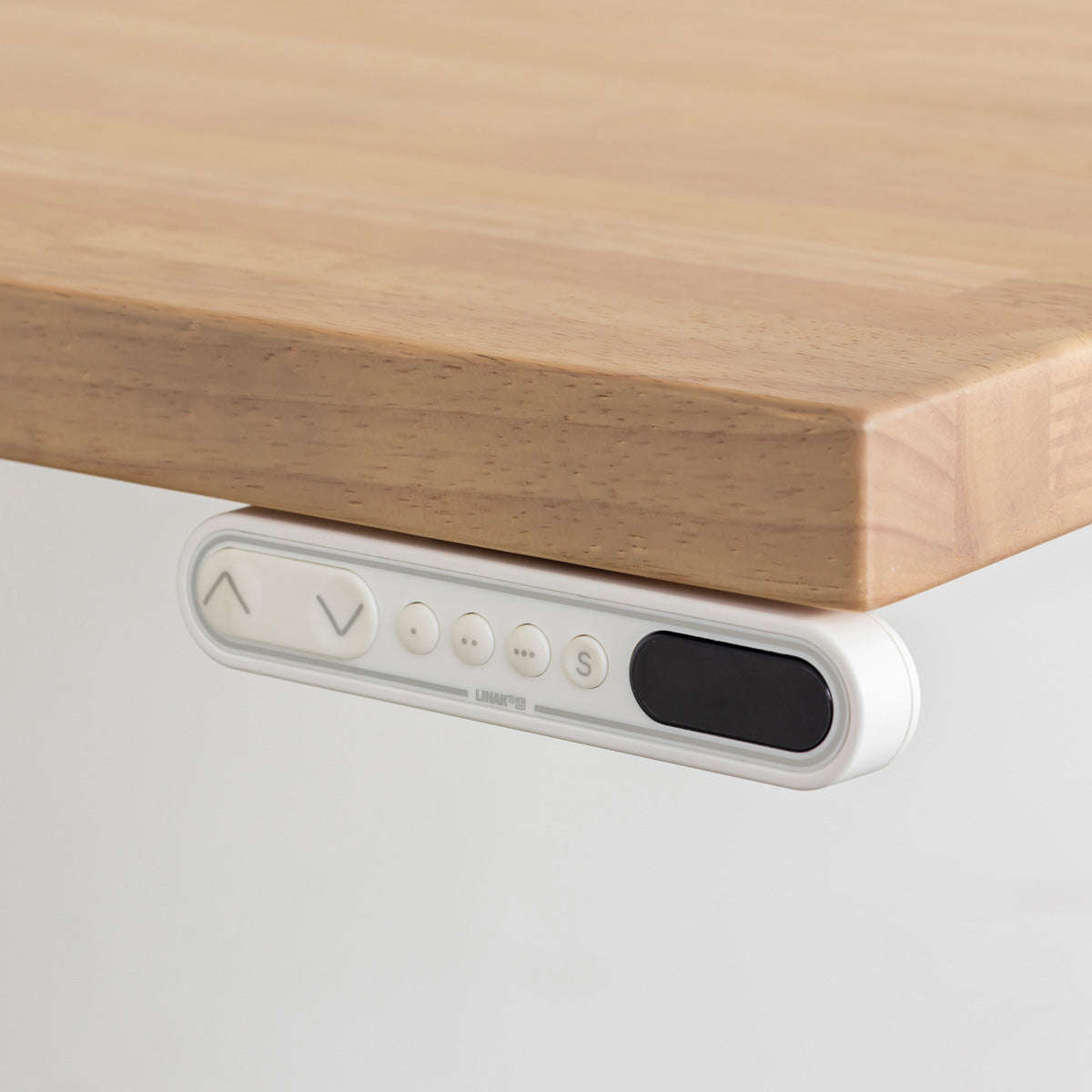 ほんのりグレーがかった色味がシックなラバーウッドアッシュの天板と、ブラックの電動昇降脚を組み合わせた、デザイン性も機能性もスマートなテーブル（コントローラー）