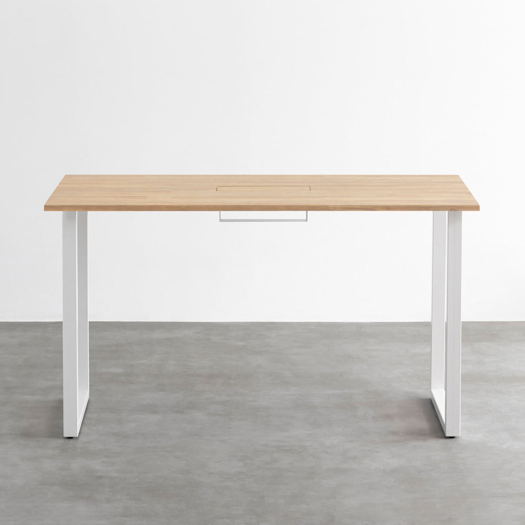 KANADEMONOのラバーウッドアッシュ天板にホワイトの鉄脚を合わせたBlock＆Tray配線孔付きスタンディングテーブル（正面）