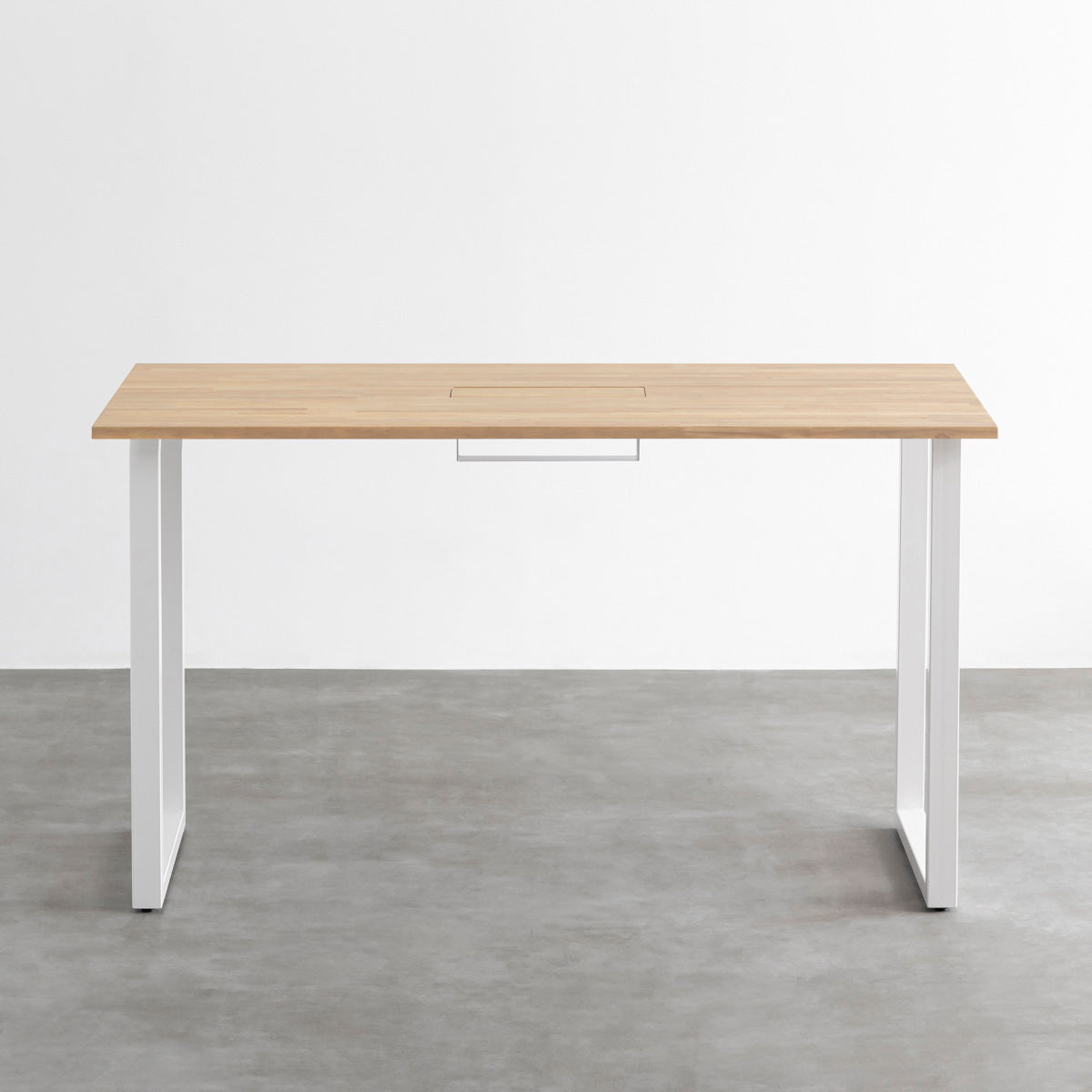 KANADEMONOのラバーウッドアッシュ天板にホワイトの鉄脚を合わせたBlock＆Tray配線孔付きスタンディングテーブル（正面）