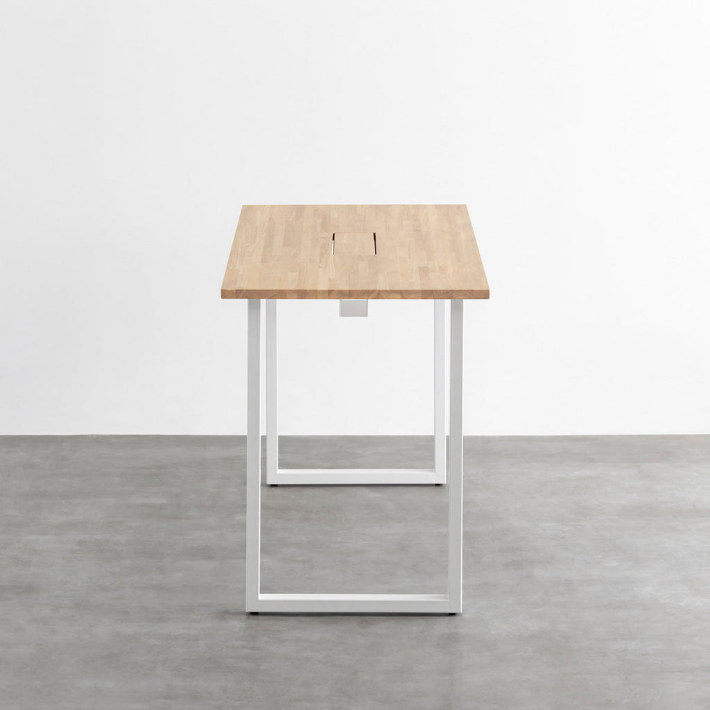KANADEMONOのラバーウッドアッシュ天板にホワイトの鉄脚を合わせたBlock＆Tray配線孔付きスタンディングテーブル（側面）