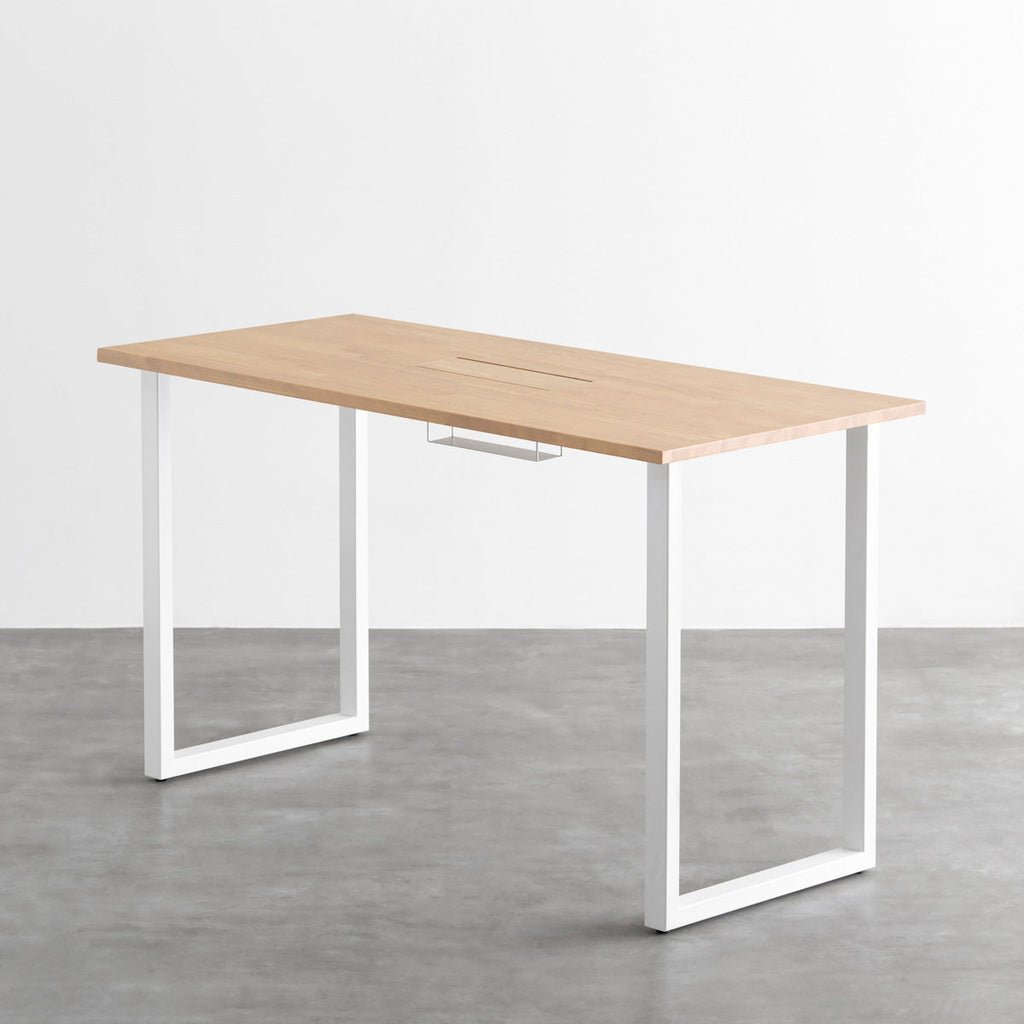 KANADEMONOのラバーウッドアッシュ天板にホワイトの鉄脚を合わせたBlock＆Tray配線孔付きスタンディングテーブル