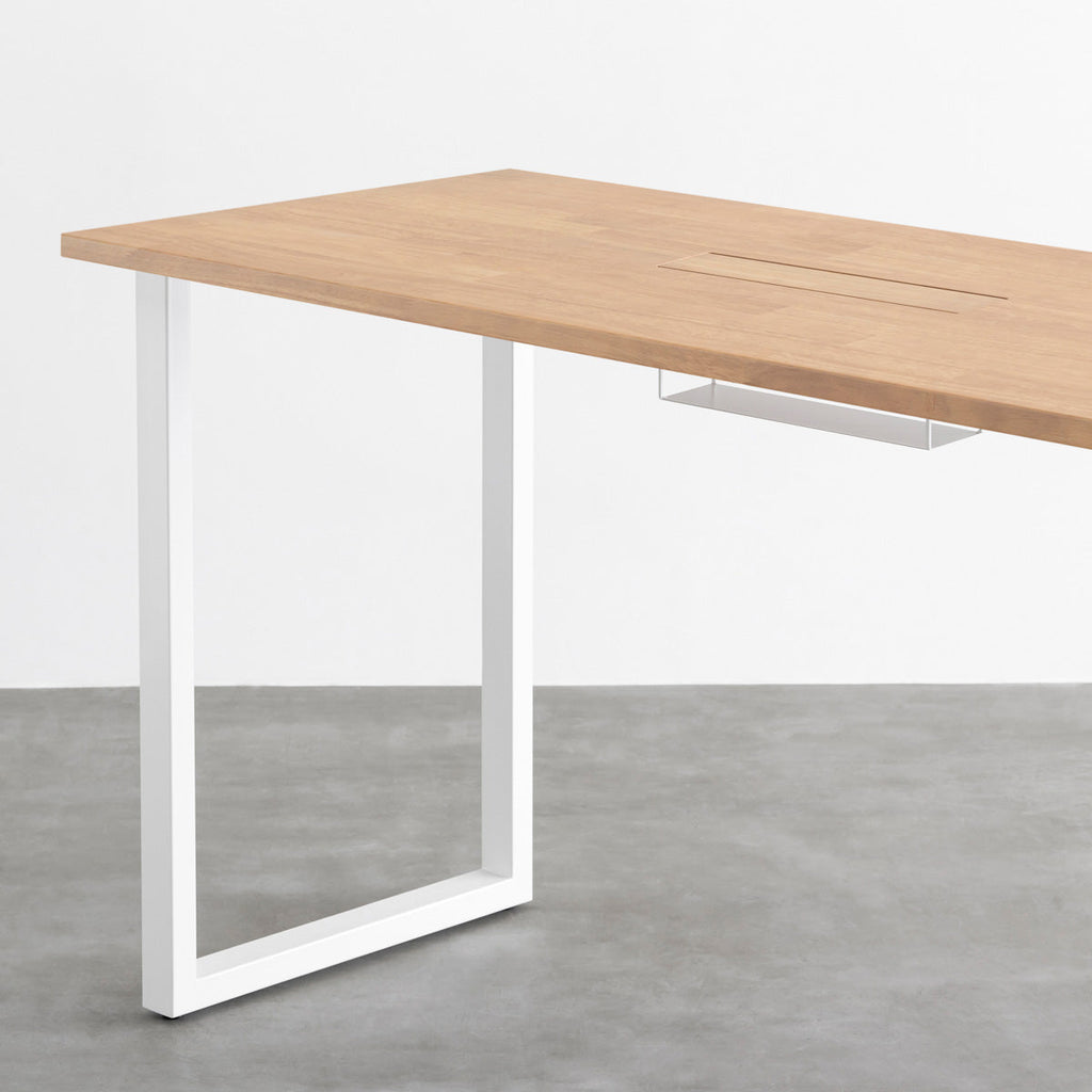 KANADEMONOのラバーウッドアッシュ天板にホワイトの鉄脚を合わせたBlock＆Tray配線孔付きスタンディングテーブル（天板と脚）