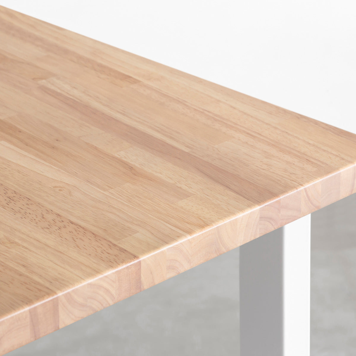 KANADEMONOのラバーウッドアッシュ天板にホワイトの鉄脚を合わせたBlock＆Tray配線孔付きスタンディングテーブル（角）