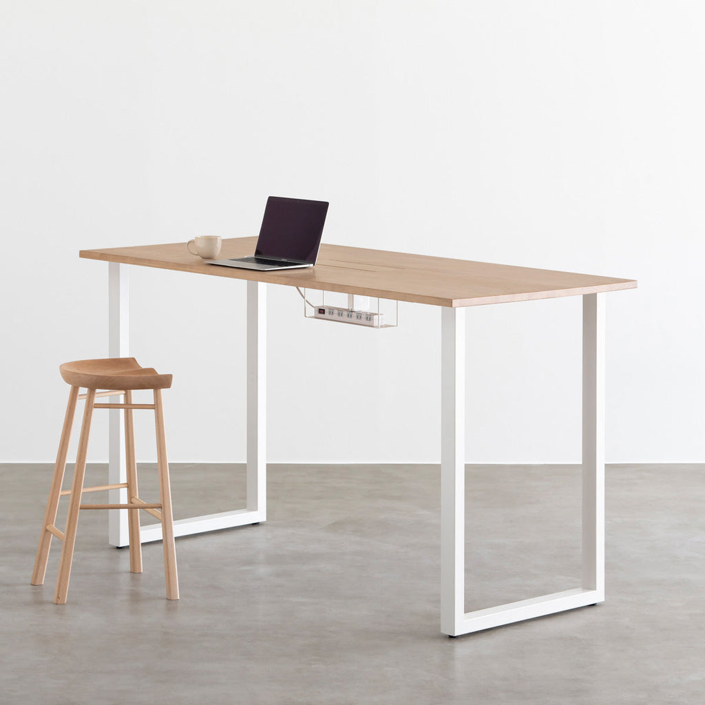 KANADEMONOのラバーウッドアッシュ天板にホワイトの鉄脚を合わせたBlock＆Tray配線孔付きスタンディングテーブル（使用イメージ）