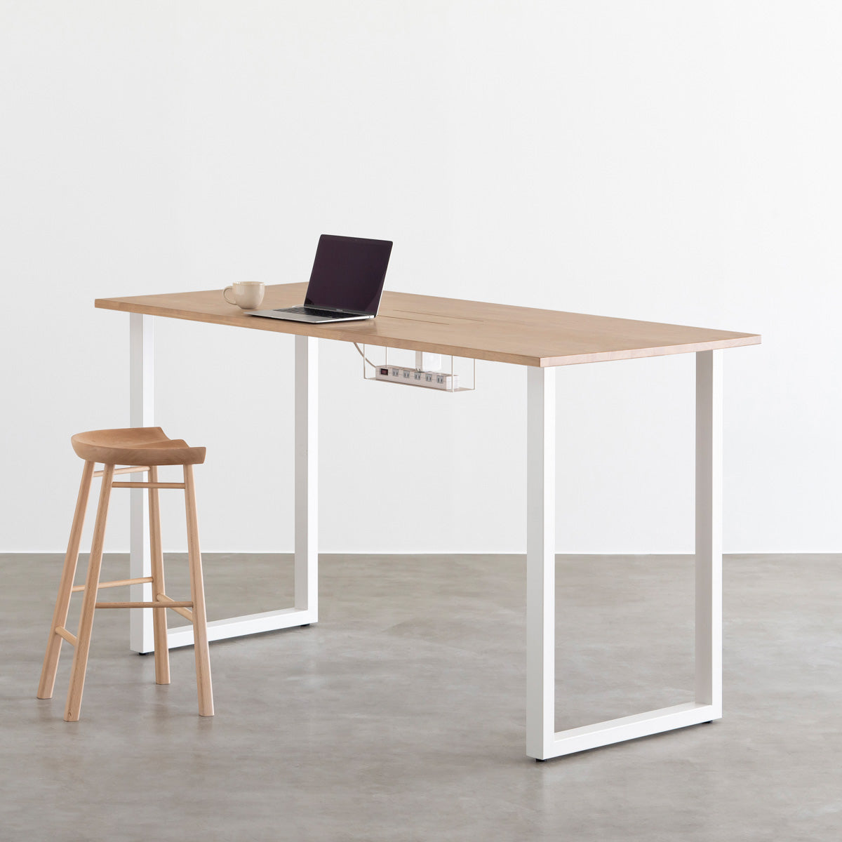 KANADEMONOのラバーウッドアッシュ天板にホワイトの鉄脚を合わせたBlock＆Tray配線孔付きスタンディングテーブル（使用イメージ）