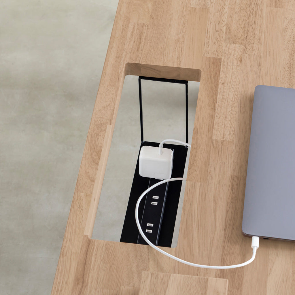 かなでもののBLOCK&TRAY付きのラバーウッド材アッシュの天板とスクエアの鉄脚を組み合わせたスタンディングデスク（上からのアングル）