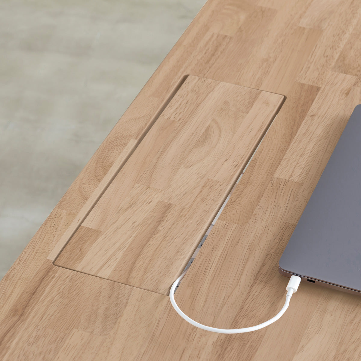 かなでもののBLOCK&TRAY付きのラバーウッド材アッシュの天板とスクエアの鉄脚を組み合わせたスタンディングデスク（木製ブロック2）