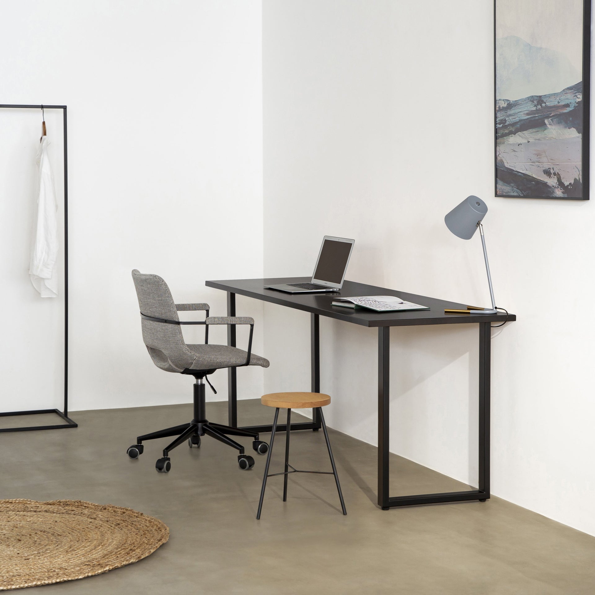 オーク無垢材の座面に黒皮鉄の脚を合わせたシンプルなロースツールの使用例5