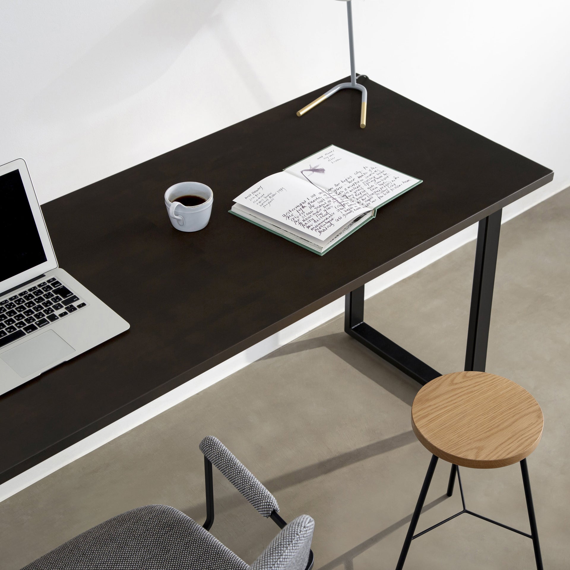 オーク無垢材の座面に黒皮鉄の脚を合わせたシンプルなロースツールの使用例6