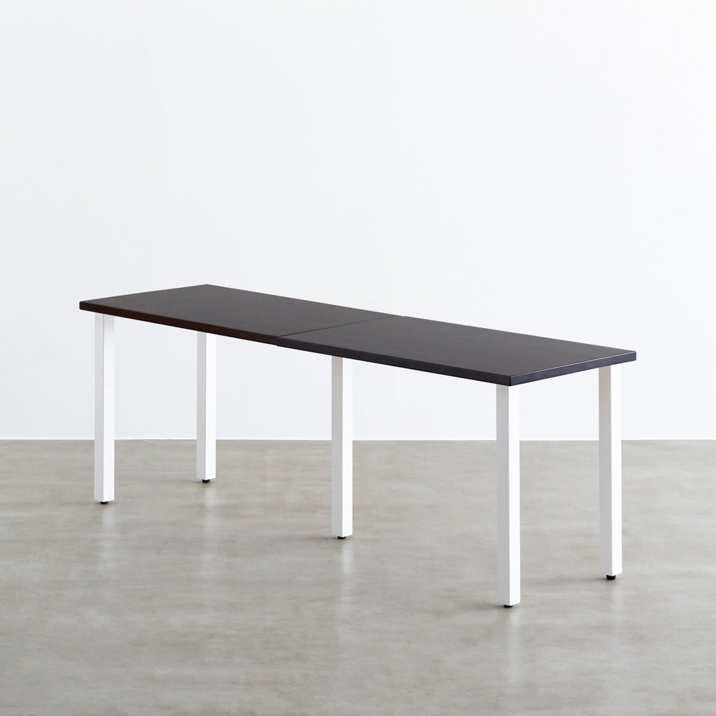 KANADEMONOのラバーウッドブラックブラウン天板にホワイトのXライン鉄脚５本を組み合わせた、奥行スリムタイプの大型テーブル