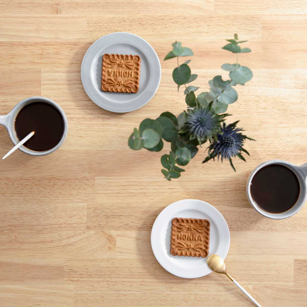 KANADEMONOのラバーウッドナチュラル天板とトライアングルStraightホワイト脚4本を組み合わせた80cmスクエア型のカフェテーブル（天板俯瞰イメージカット）