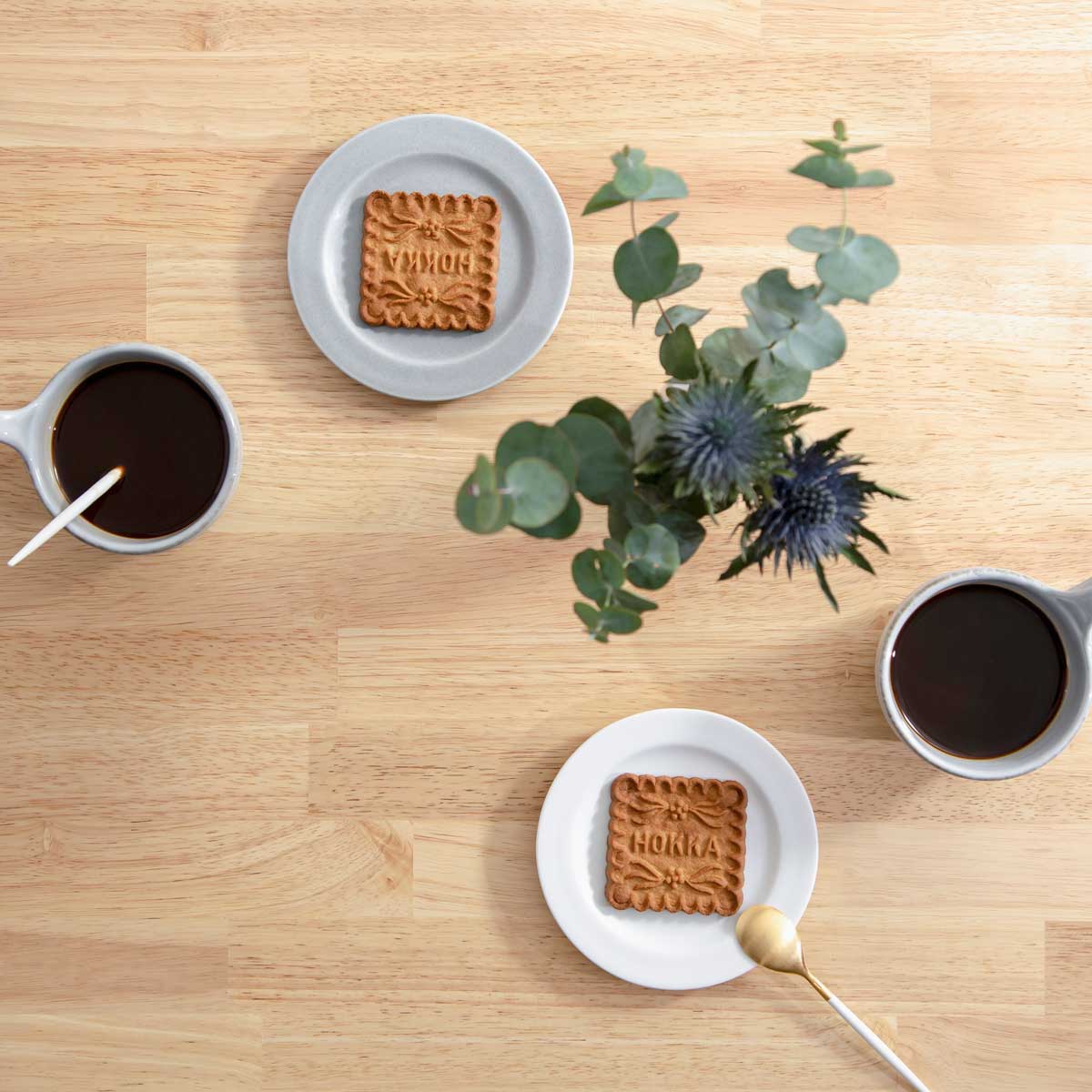 KANADEMONOのラバーウッドナチュラル天板とトライアングルStraightホワイト脚4本を組み合わせた80cmスクエア型のカフェテーブル（天板俯瞰イメージカット）