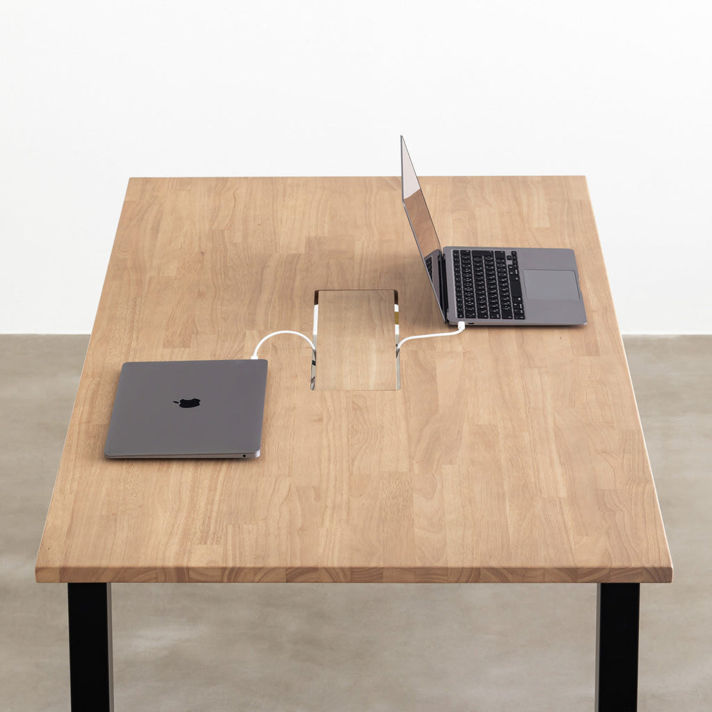 かなでもののBLOCK&TRAY付きのラバーウッド材アッシュの天板とスクエアの鉄脚を組み合わせたスタンディングデスク（使用例2）
