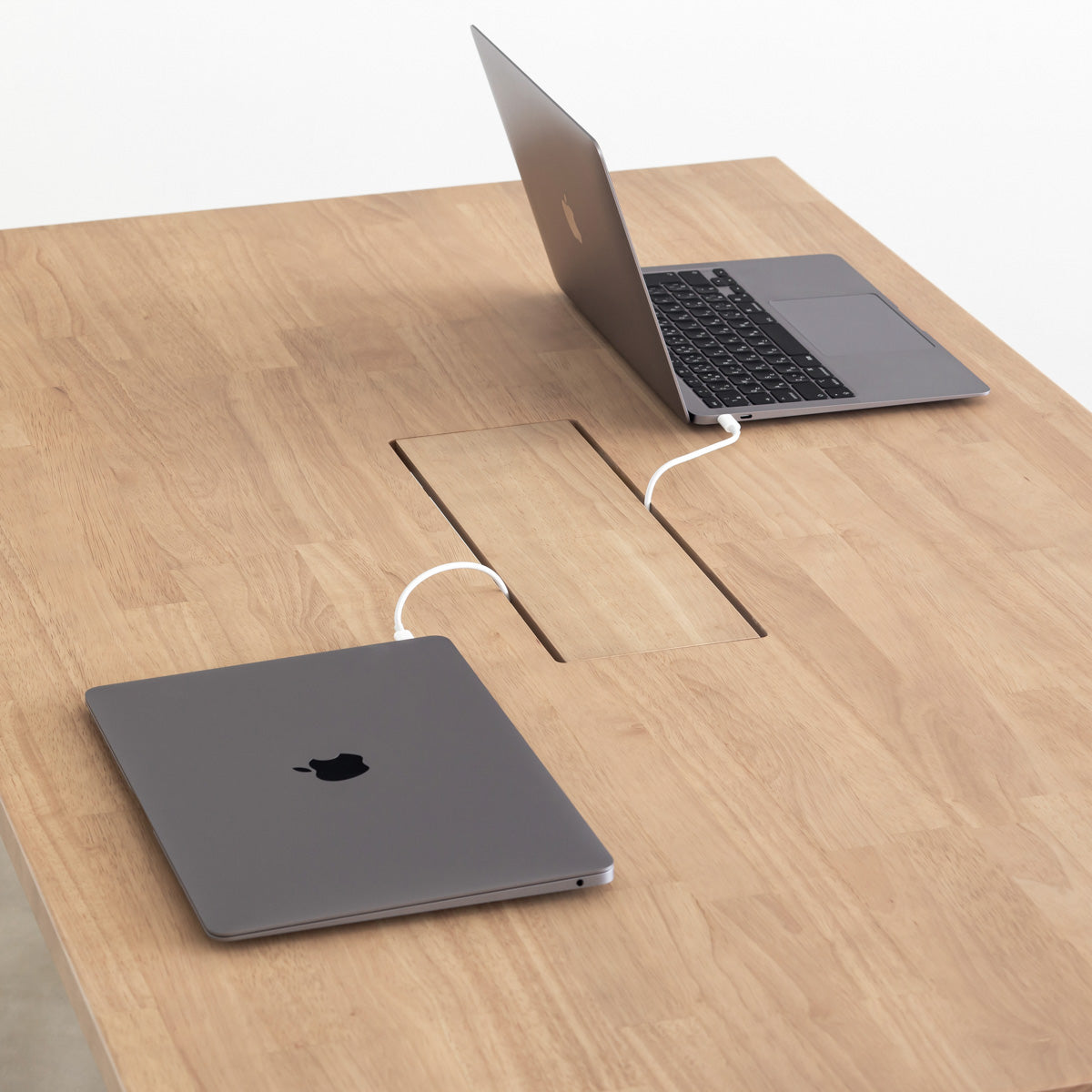 かなでもののBLOCK&TRAY付きのラバーウッド材アッシュの天板とスクエアの鉄脚を組み合わせたスタンディングデスク（使用例3）