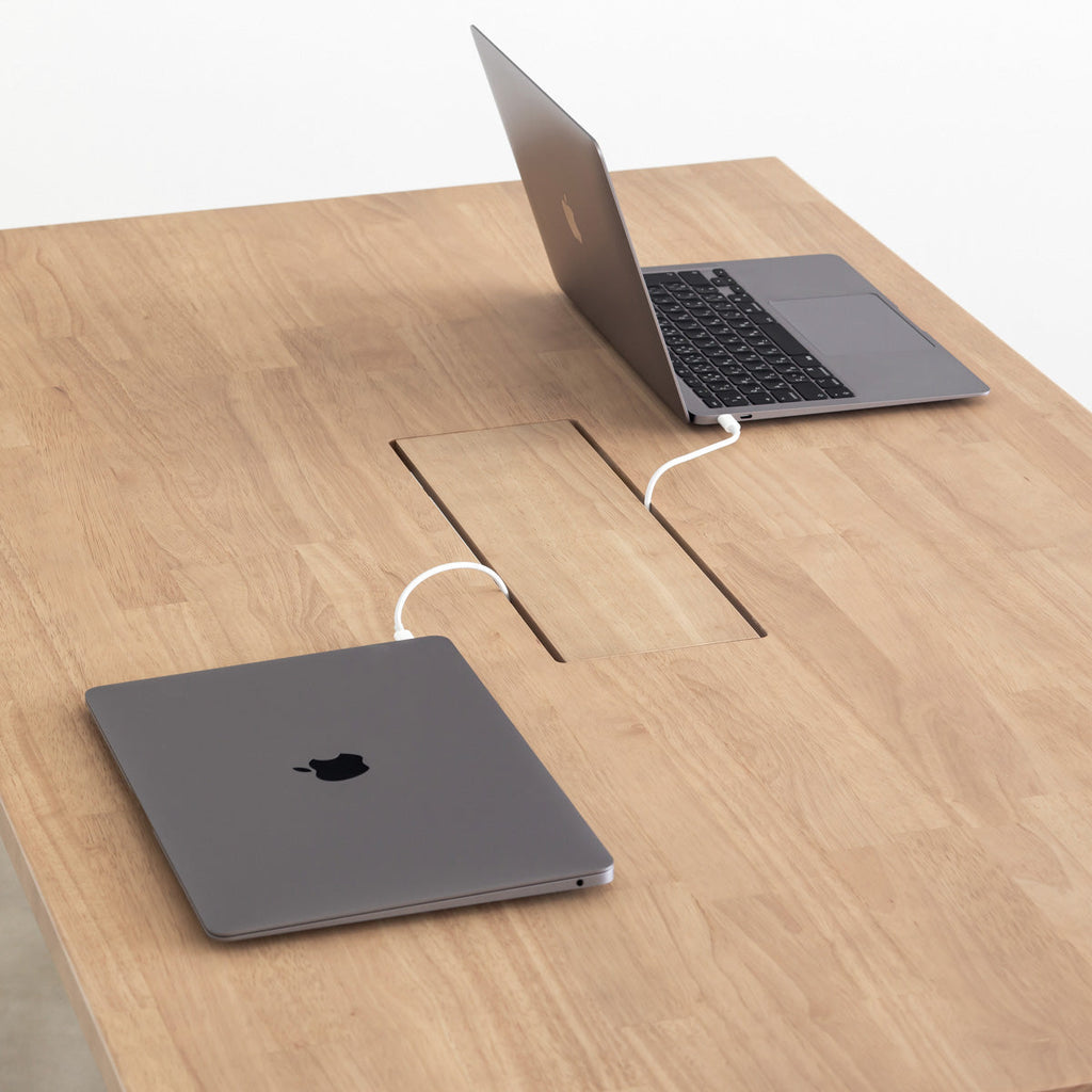 KANADEMONOのラバーウッドアッシュ天板にホワイトの鉄脚を合わせたBlock＆Tray配線孔付きスタンディングテーブル（配線使用例）