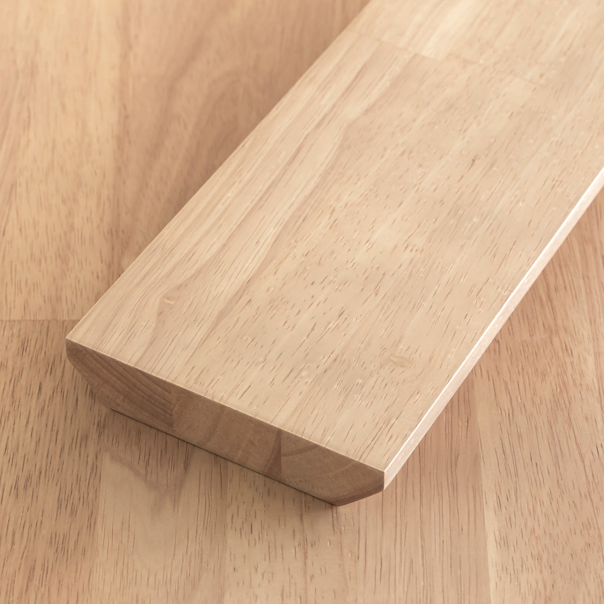 KANADEMONOのラバーウッドアッシュ天板にホワイトの鉄脚を合わせたBlock＆Tray配線孔付きスタンディングテーブル（ブロック）