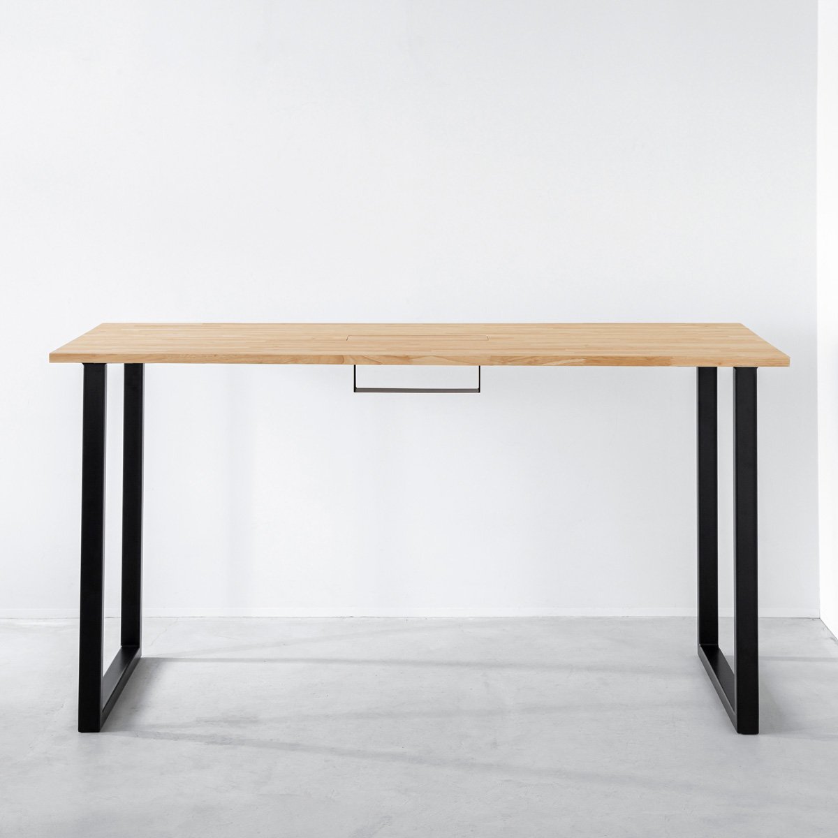 かなでもののBLOCK&TRAY付きのナチュラルなラバーウッド材の天板とスクエアの鉄脚を組み合わせたスタンディングデスク（正面）