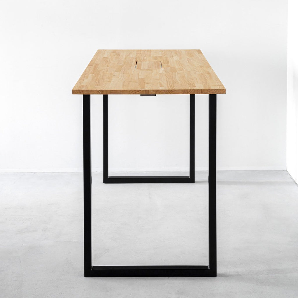 かなでもののBLOCK&TRAY付きのナチュラルなラバーウッド材の天板とスクエアの鉄脚を組み合わせたスタンディングデスク（側面）