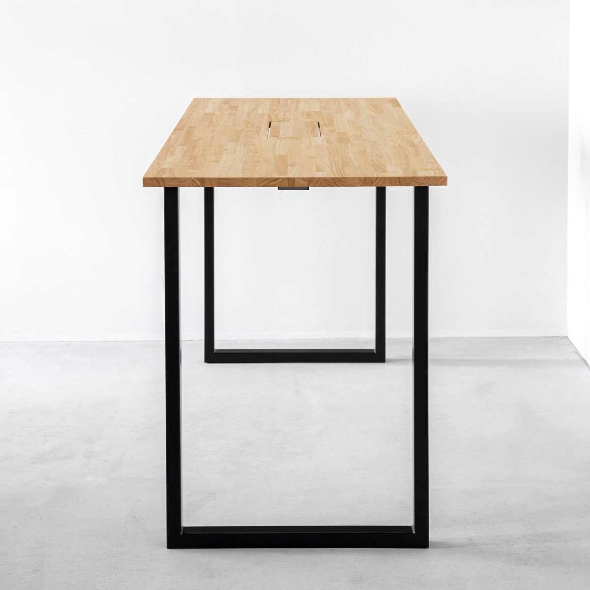 かなでもののBLOCK&TRAY付きのナチュラルなラバーウッド材の天板とスクエアの鉄脚を組み合わせたスタンディングデスク（側面）