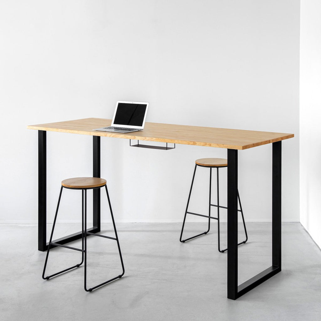 かなでもののBLOCK&TRAY付きのナチュラルなラバーウッド材の天板とスクエアの鉄脚を組み合わせたスタンディングデスク（使用例）