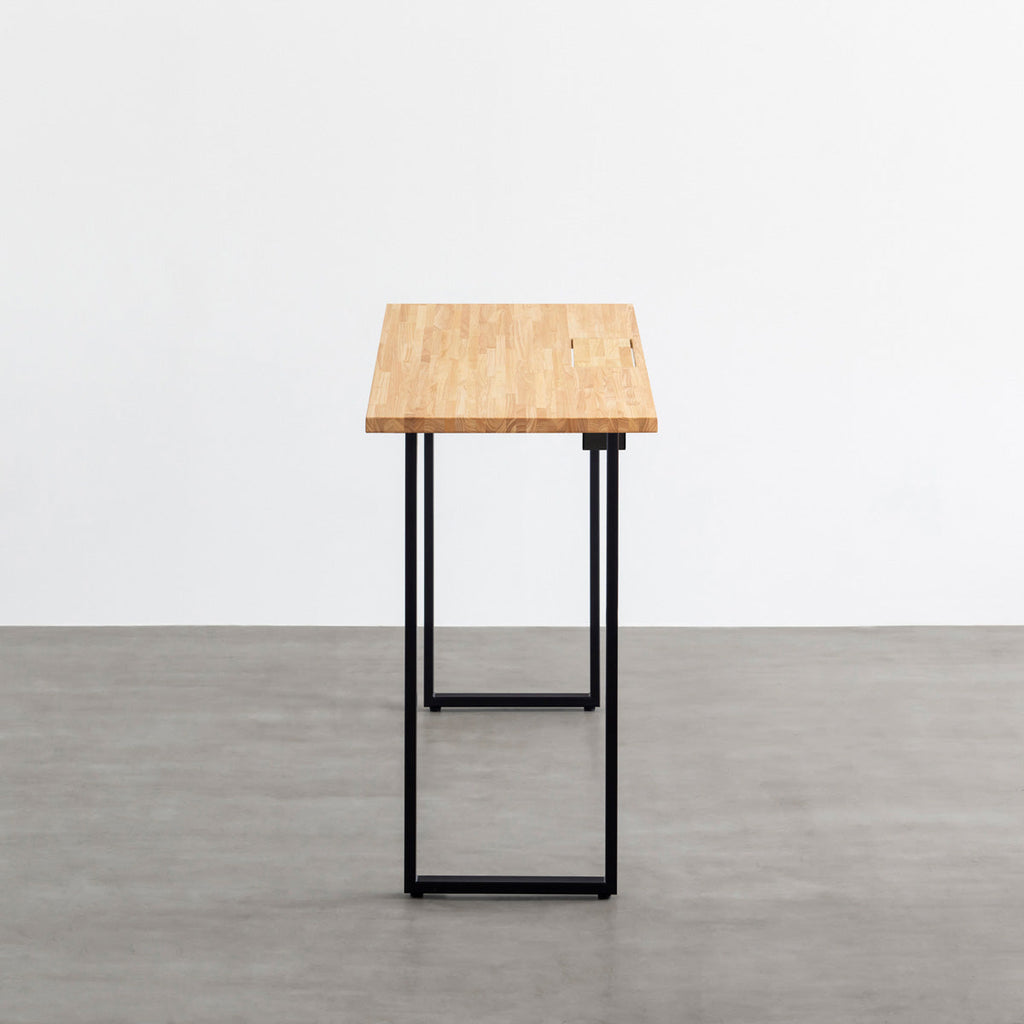かなでもののBLOCK&TRAY付きのナチュラルなラバーウッド材の天板とスクエアの鉄脚を組み合わせたハイレクタングルデスク（側面）