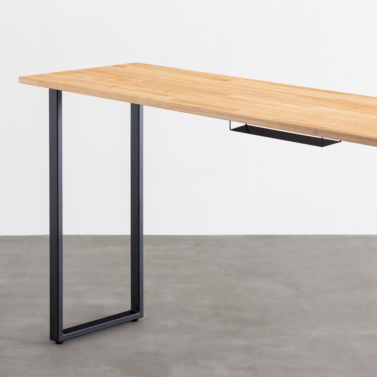 かなでもののBLOCK&TRAY付きのナチュラルなラバーウッド材の天板とスクエアの鉄脚を組み合わせたハイレクタングルデスク（天板と脚）