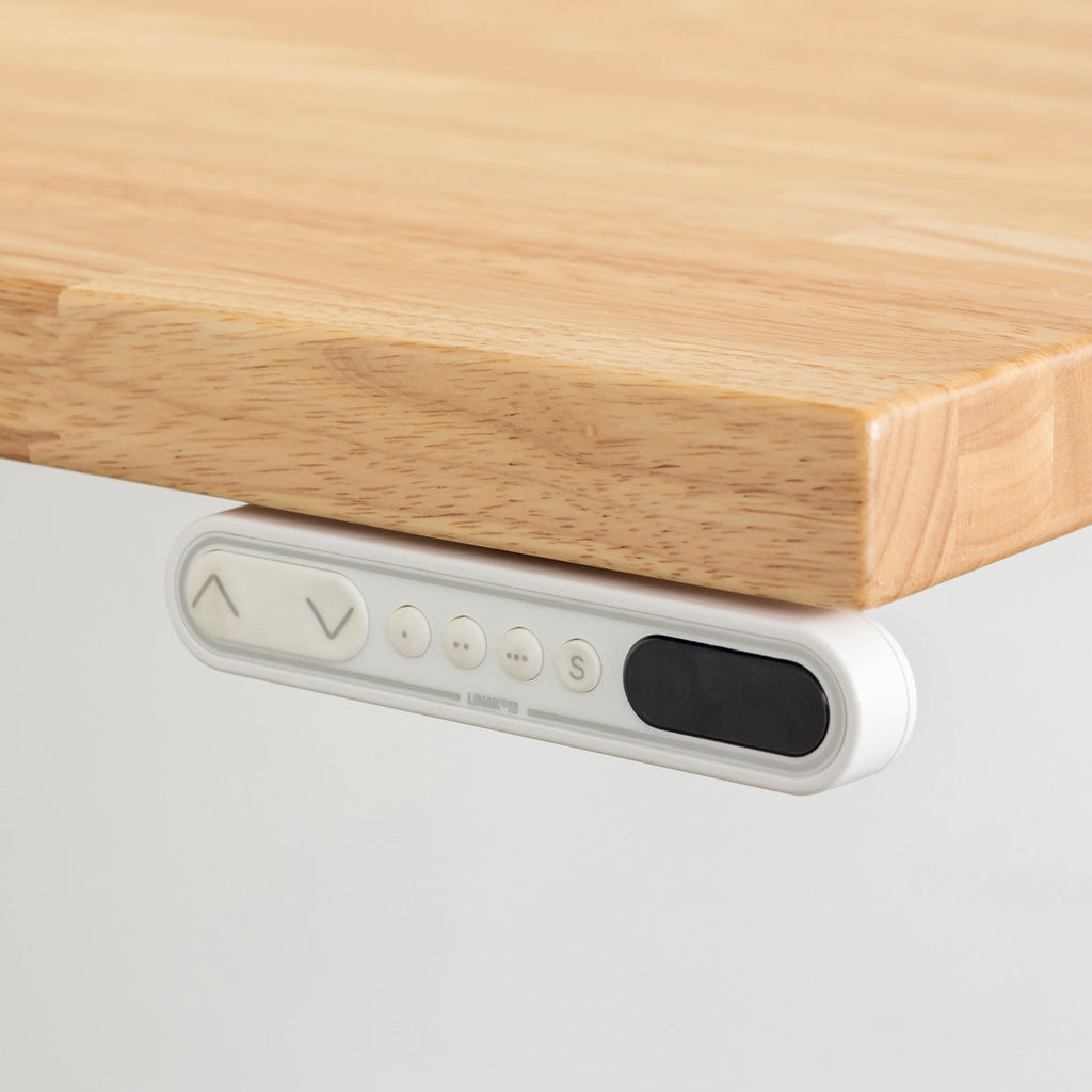 あたたかみ溢れるラバーウッドナチュラルの天板と、ホワイトの電動昇降脚を組み合わせた、デザイン性も機能性もスマートなテーブル（コントローラー）