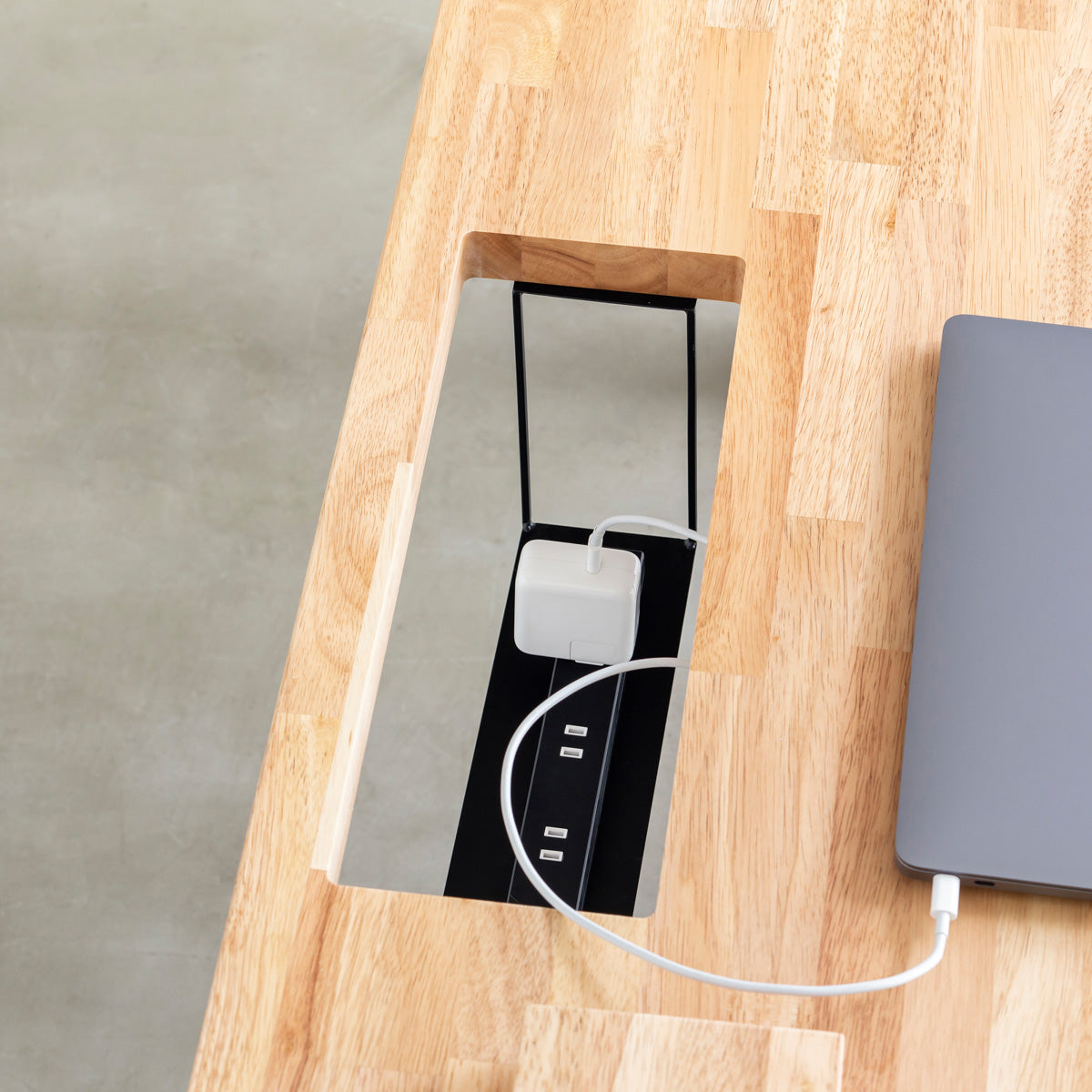 かなでもののBLOCK&TRAY付きのナチュラルなラバーウッド材の天板とスクエアの鉄脚を組み合わせたスタンディングデスク（端トレー・上からのアングル3）