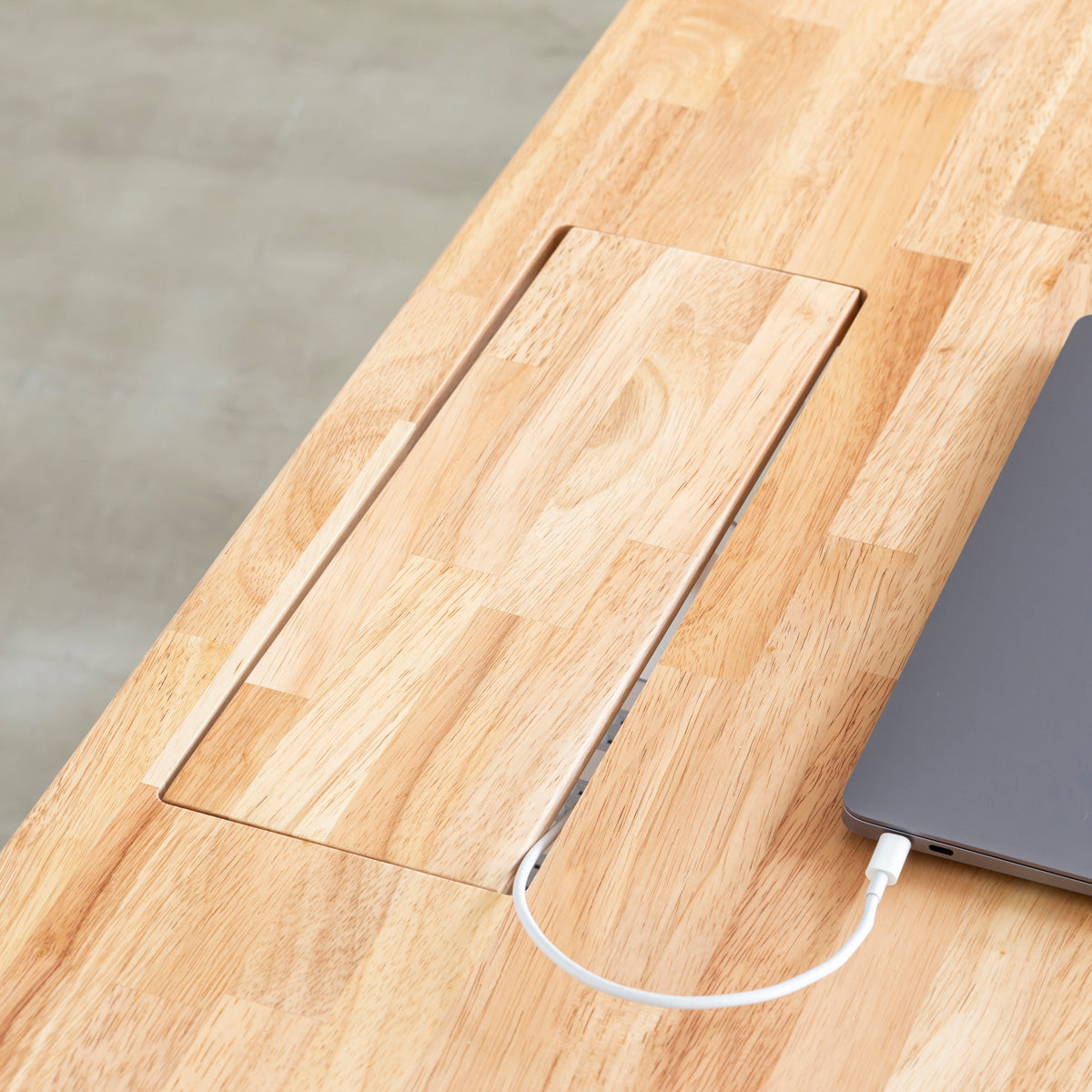 かなでもののBLOCK&TRAY付きのナチュラルなラバーウッド材の天板とスクエアの鉄脚を組み合わせたスタンディングデスク（端トレー・上からのアングル2）