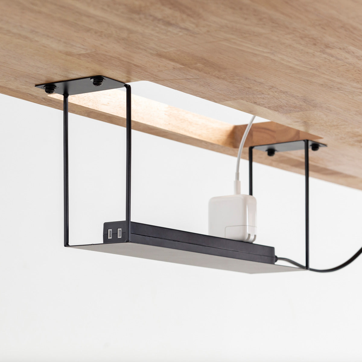 かなでもののBLOCK&TRAY付きのナチュラルなラバーウッド材の天板とスクエアの鉄脚を組み合わせたスタンディングデスク（端トレー）