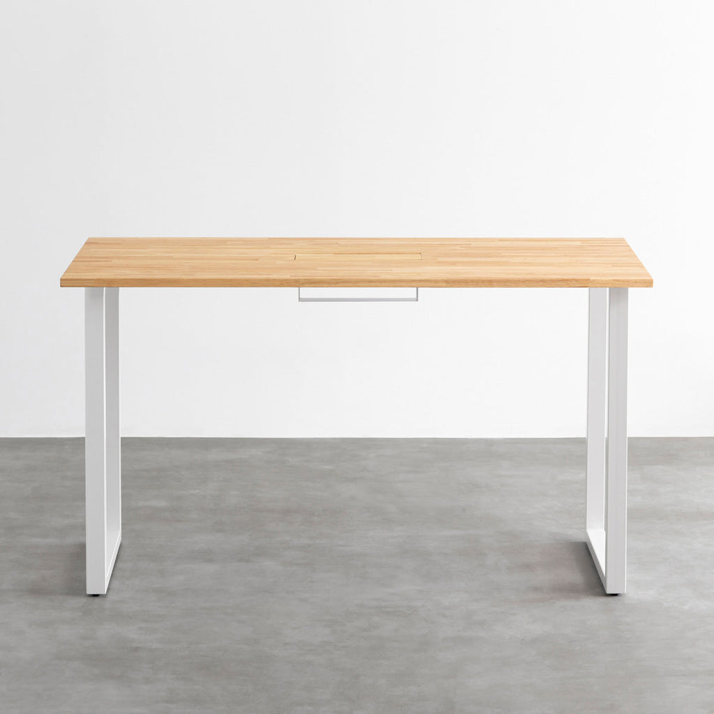 KANADEMONOのラバーウッドナチュラル天板にホワイトの鉄脚を合わせたBlock＆Tray配線孔付きスタンディングテーブル（正面）
