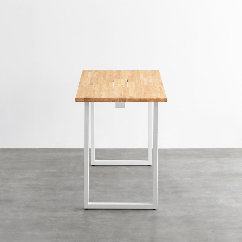 KANADEMONOのラバーウッドナチュラル天板にホワイトの鉄脚を合わせたBlock＆Tray配線孔付きスタンディングテーブル（側面）