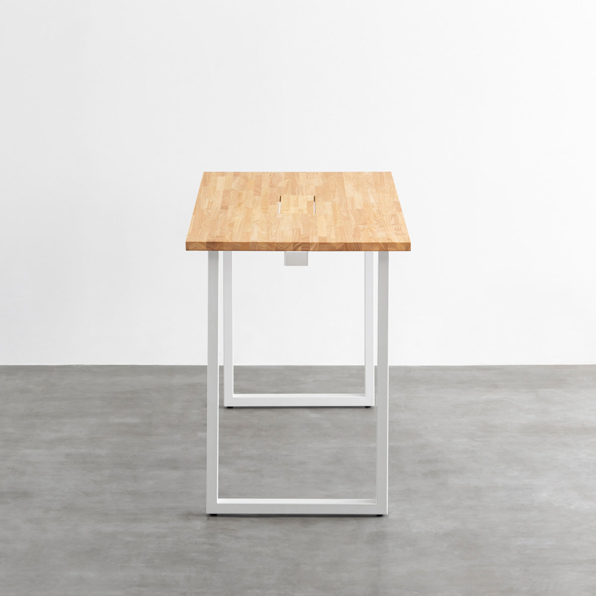 KANADEMONOのラバーウッドナチュラル天板にホワイトの鉄脚を合わせたBlock＆Tray配線孔付きスタンディングテーブル（側面）
