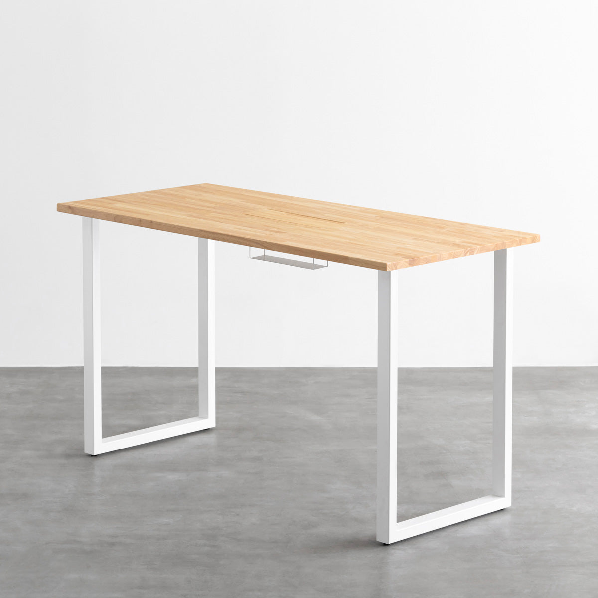 KANADEMONOのラバーウッドナチュラル天板にホワイトの鉄脚を合わせたBlock＆Tray配線孔付きスタンディングテーブル